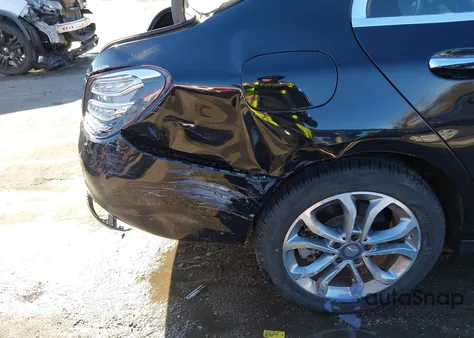 2015 Mercedes-Benz C 300 4Matic z USA, uszkodzony, nr VIN 55SWF4KB1FU089276